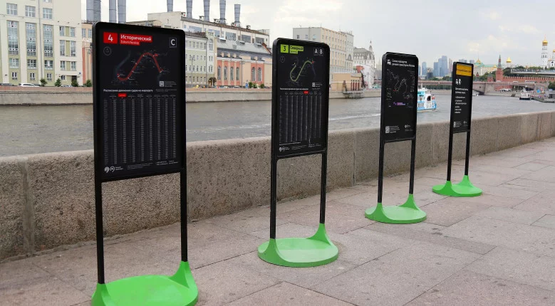 Мобильные информационные стойки на причалах Москвы-реки