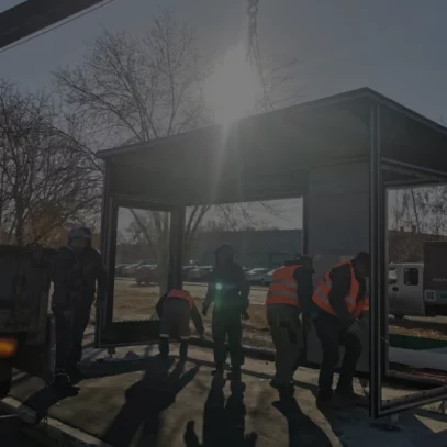 Приступили к монтажу новых остановочных павильонов в Оренбурге.
